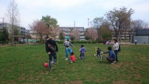 公園で遊ぶ子供たち