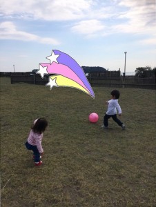 公園でボールをける子供たち