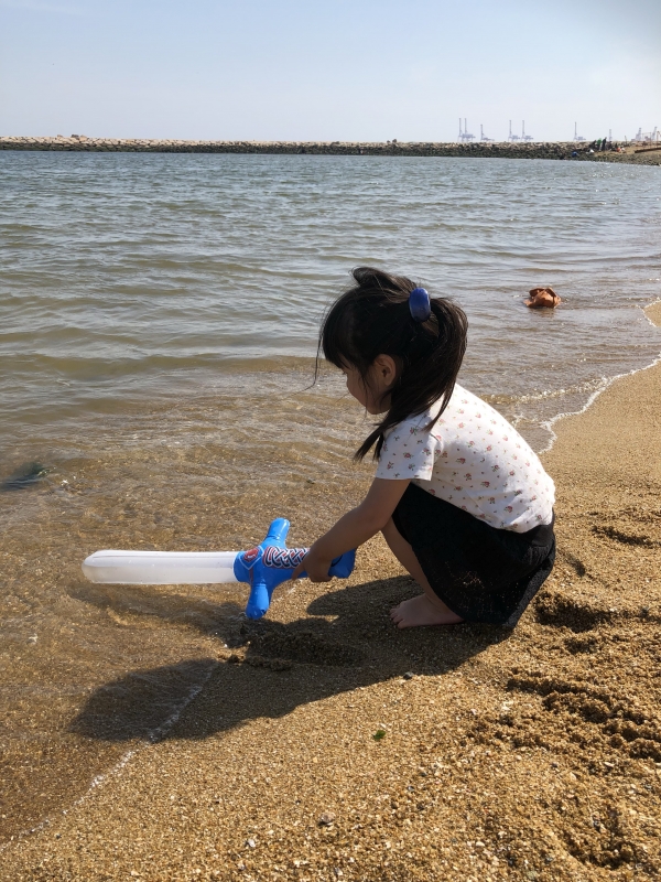 子供が水辺で遊んでいる