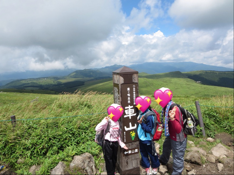 車山高原を登山する子供たち