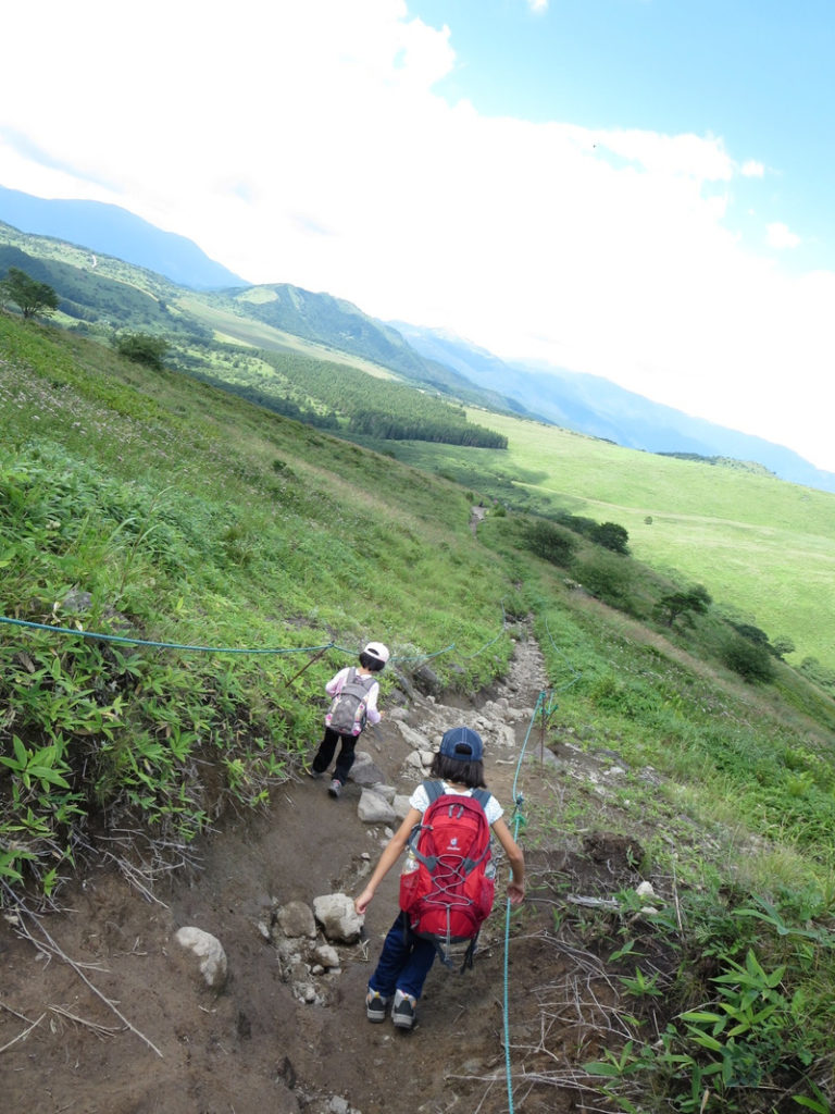 登山する子供たち