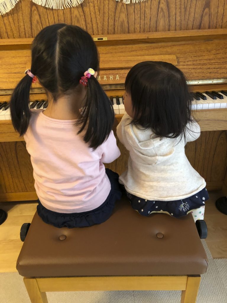 姉妹でピアノ