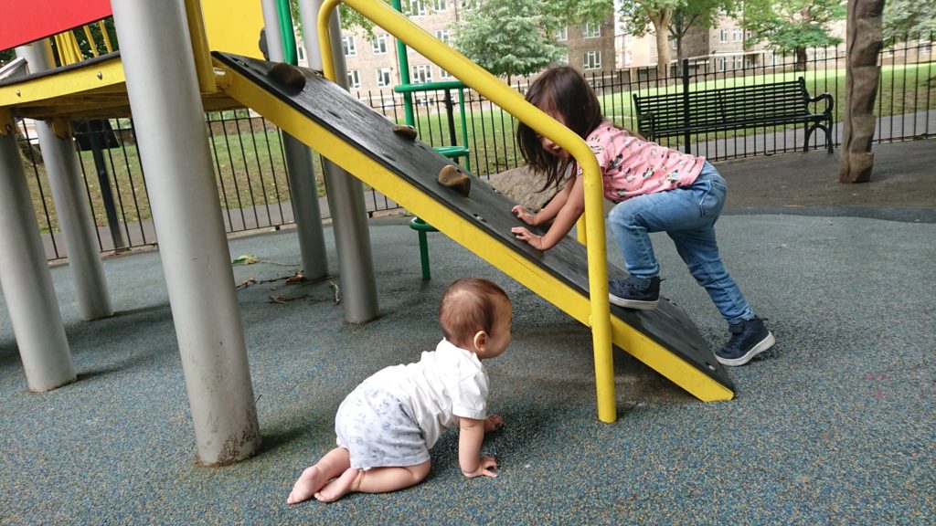 公園で遊ぶ子供たち