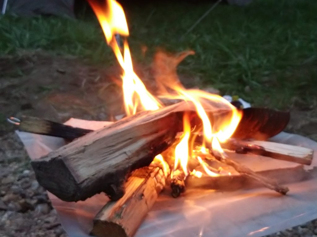 キャンプの焚き木