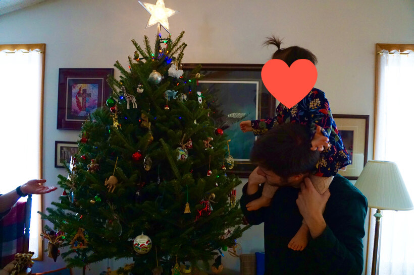 クリスマスの飾りつけをする夫と娘