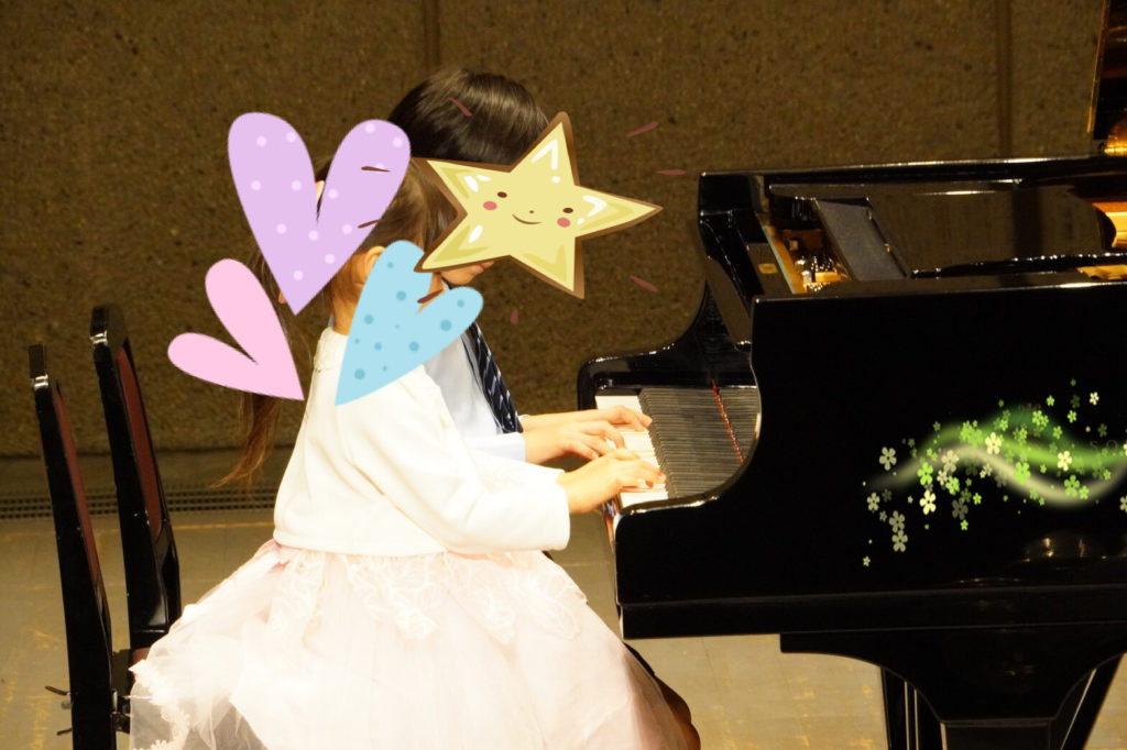 ピアノを弾く女の子と男の子