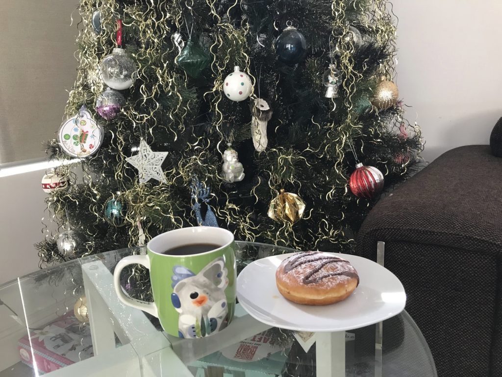クリスマスツリーとコーヒー、ドーナツ