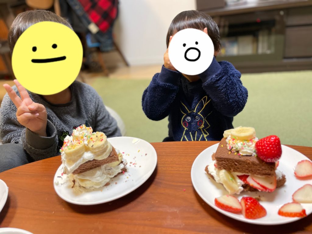 ケーキを食べる子供たち