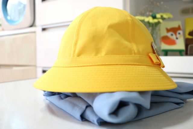 幼稚園の帽子と服