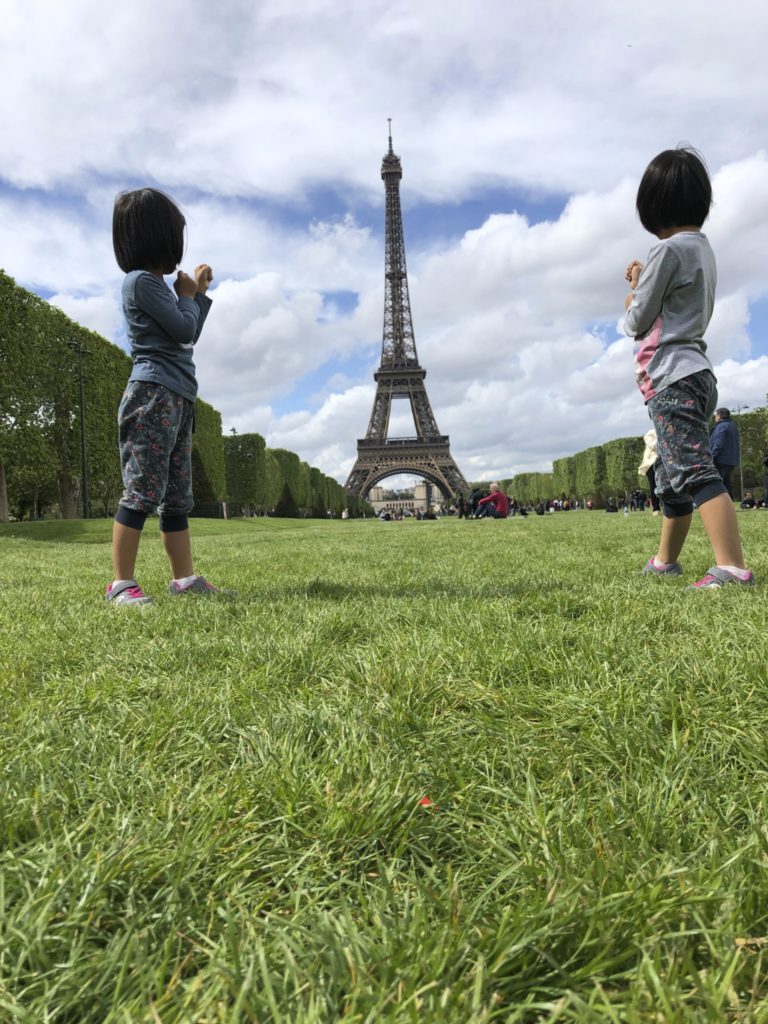 エッフェル塔と子供たち