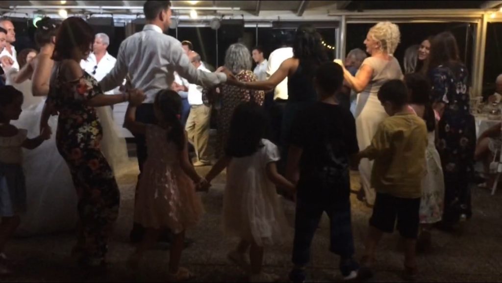 ダンスをするギリシャ人たち